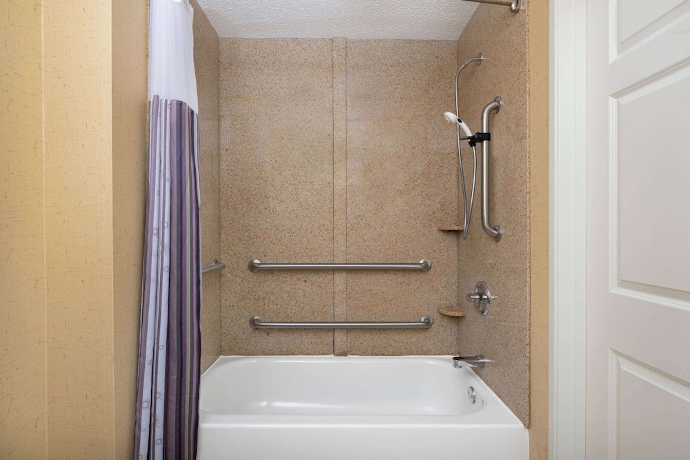 جناح استوديو بسرير كينج، La Quinta Inn Suites Warner Robins 3/5