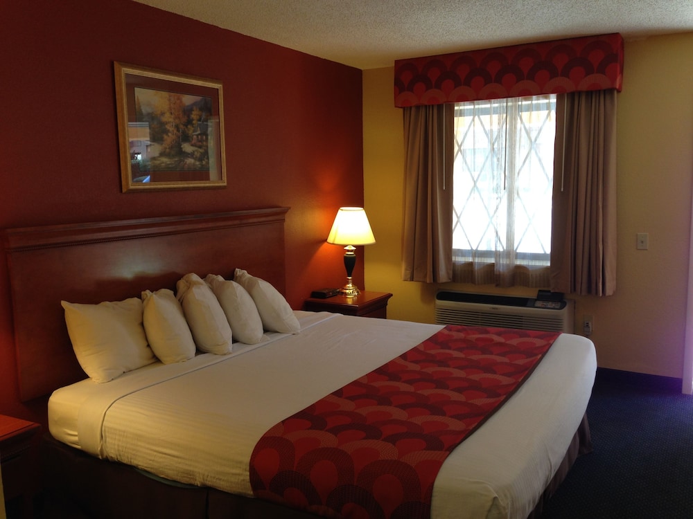 Super 8 by Wyndham Downtown Gatlinburg at Convention Center 17/23