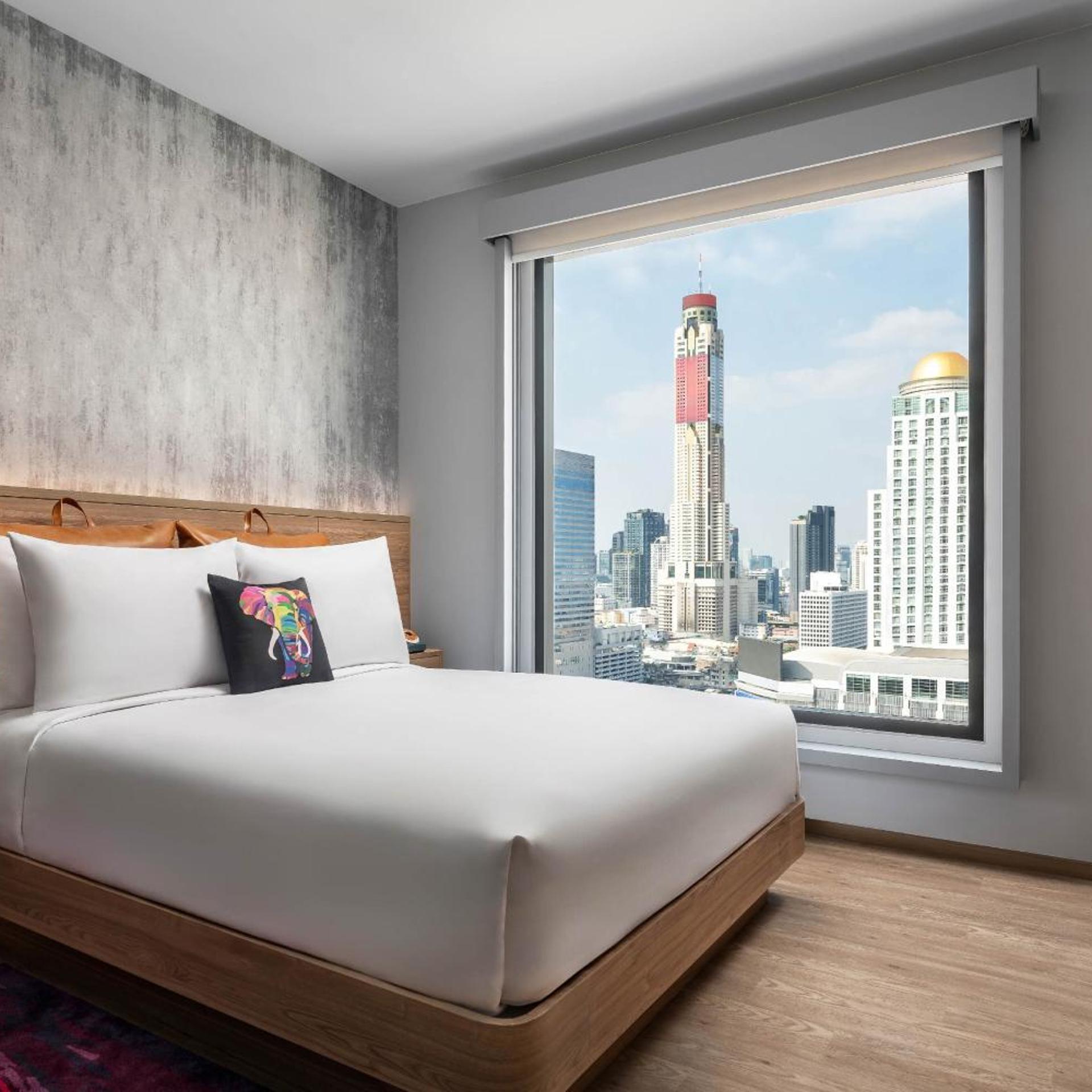 Moxy, Queen Bed, Skyline View