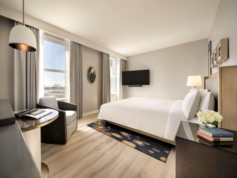 FAIRMONT, KING BED, CITY VIEW, ACCESSIBLE