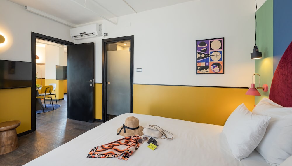 2 BEDROOMS, SUITE, TERRACE