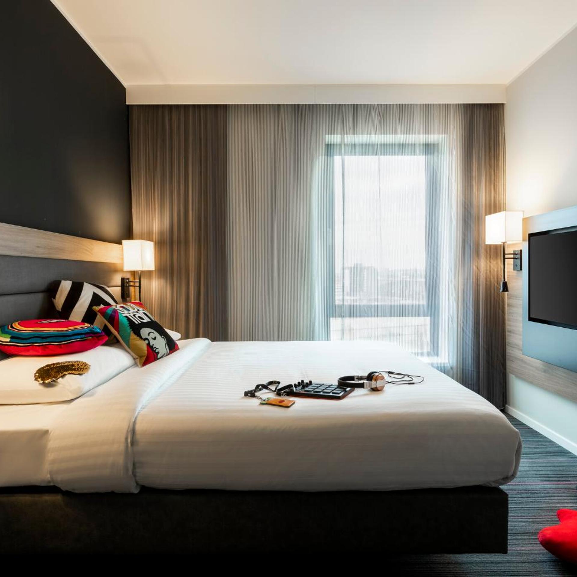 Moxy, Queen Bed
