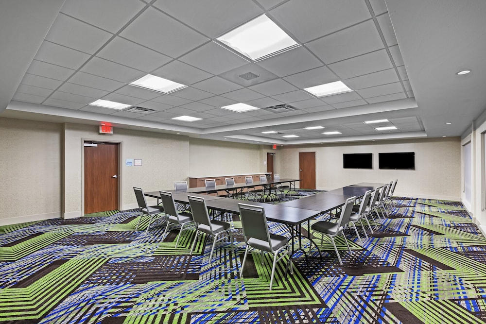 Holiday Inn Express Suites Chanute 45/46