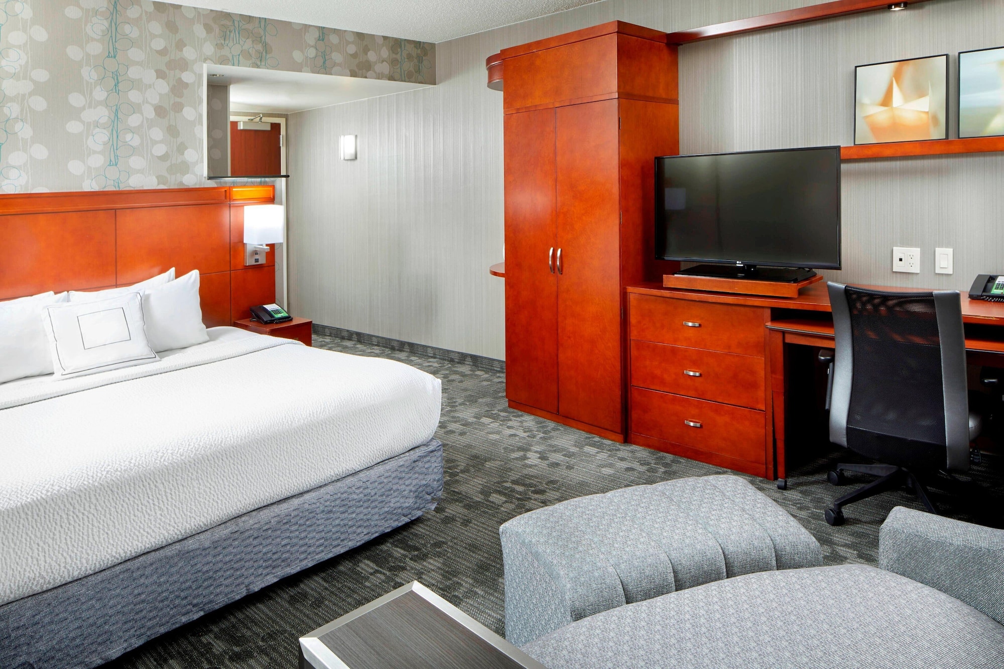 EXECUTIVE, KING BED, SOFA