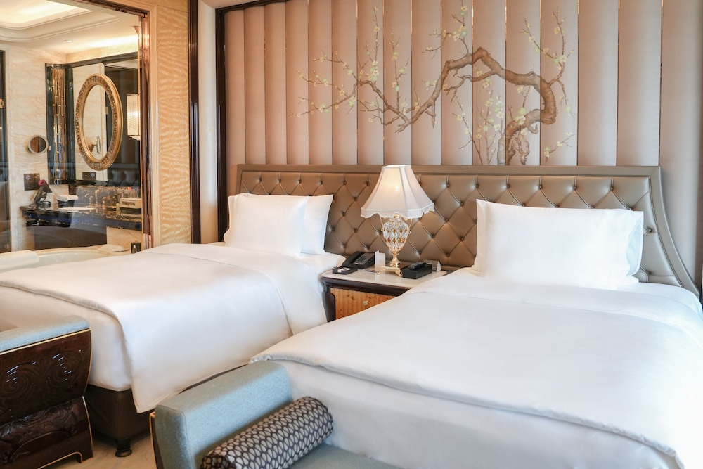 Executive, Twin Beds, Wanda Reign Wuhan 3/5