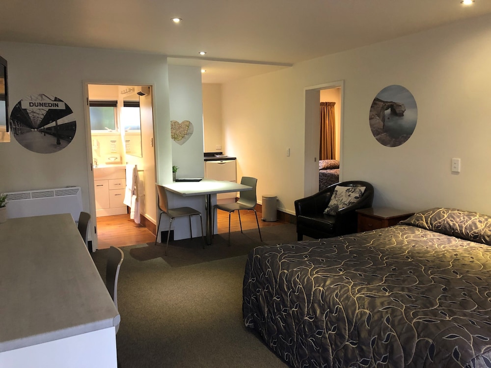 Commodore Motels 28/63