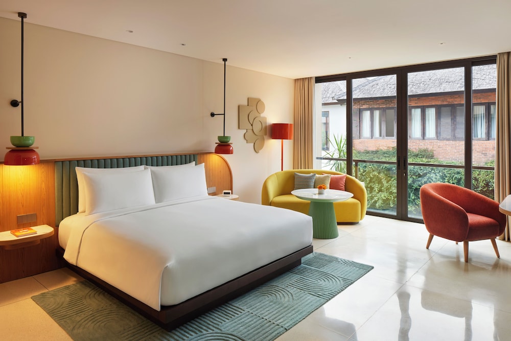 Room, King Bed, Street View