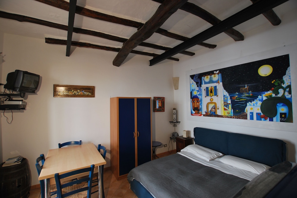STUDIO, QUEEN BED