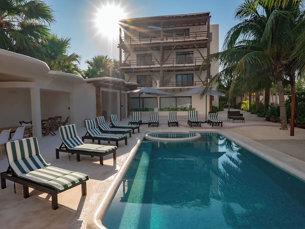 Beachfront Hotel Boutique DK 24/50