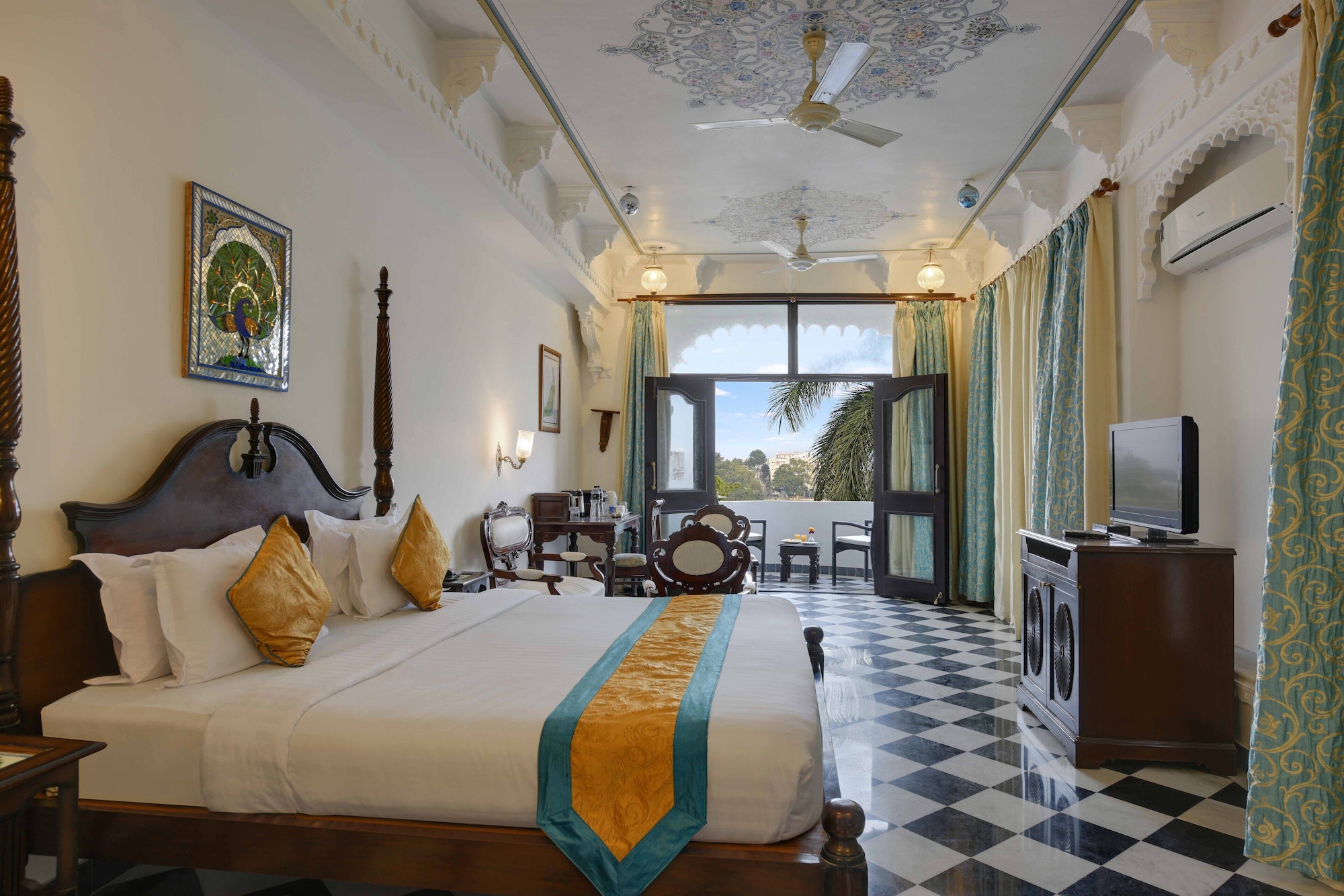 Serene, Suite, King Bed, Lake View, Balcony