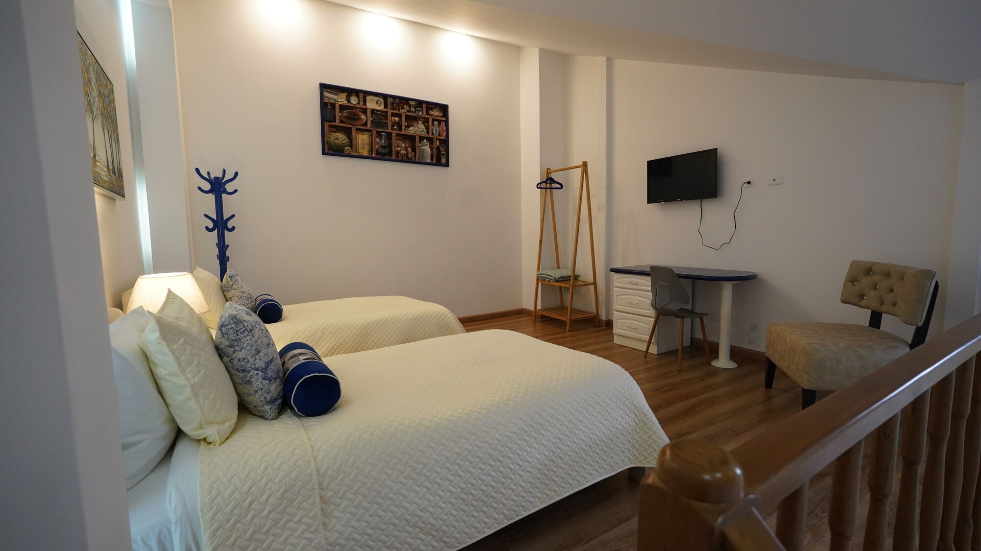 COMFORT, TWIN BEDS