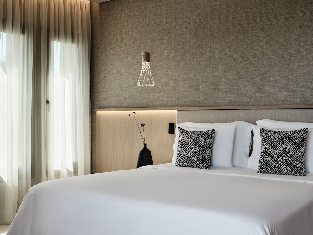 DELUXE, DOUBLE BED, PARTIAL SEA VIEW