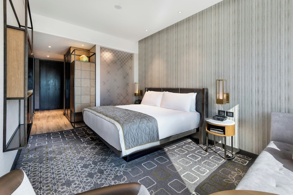 غرفة كلاسيكية بسرير كينج مع دخول صالة النادي