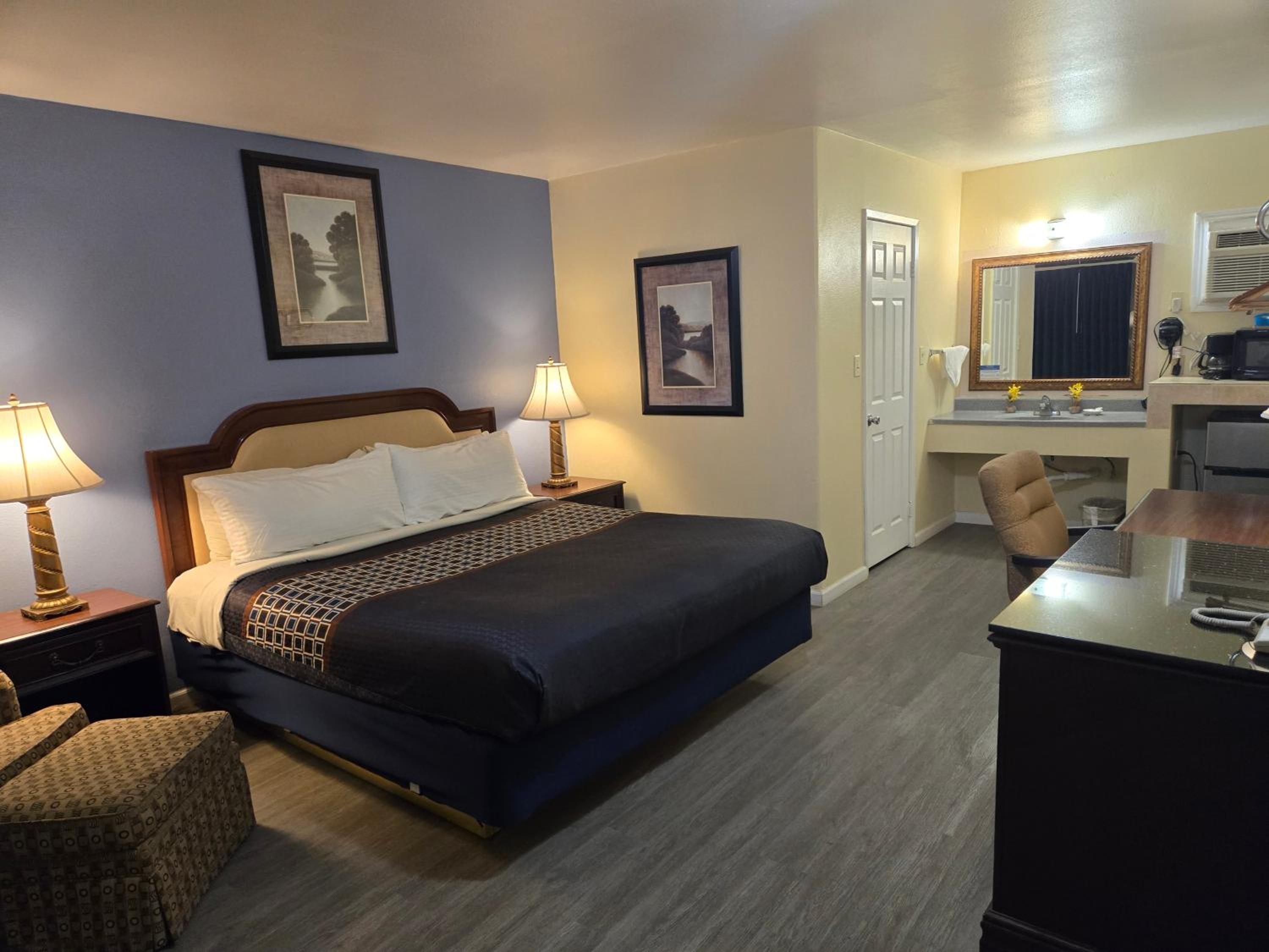 غرفة بسرير كينج بإطلالة على المسبح، Rodeway Inn & Suites Blythe I-10, CA 2/10