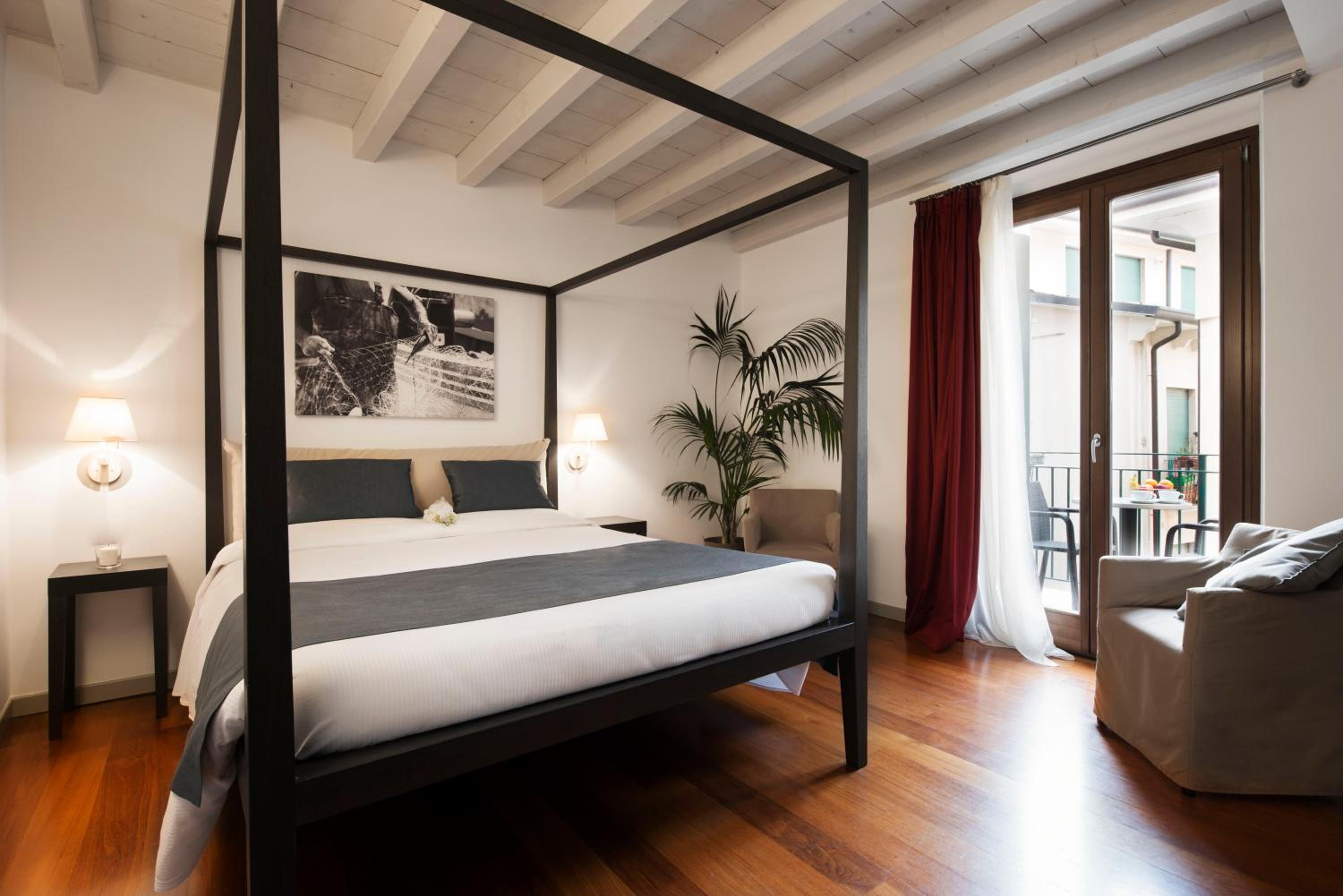 Room, Triple, Partial Lake View