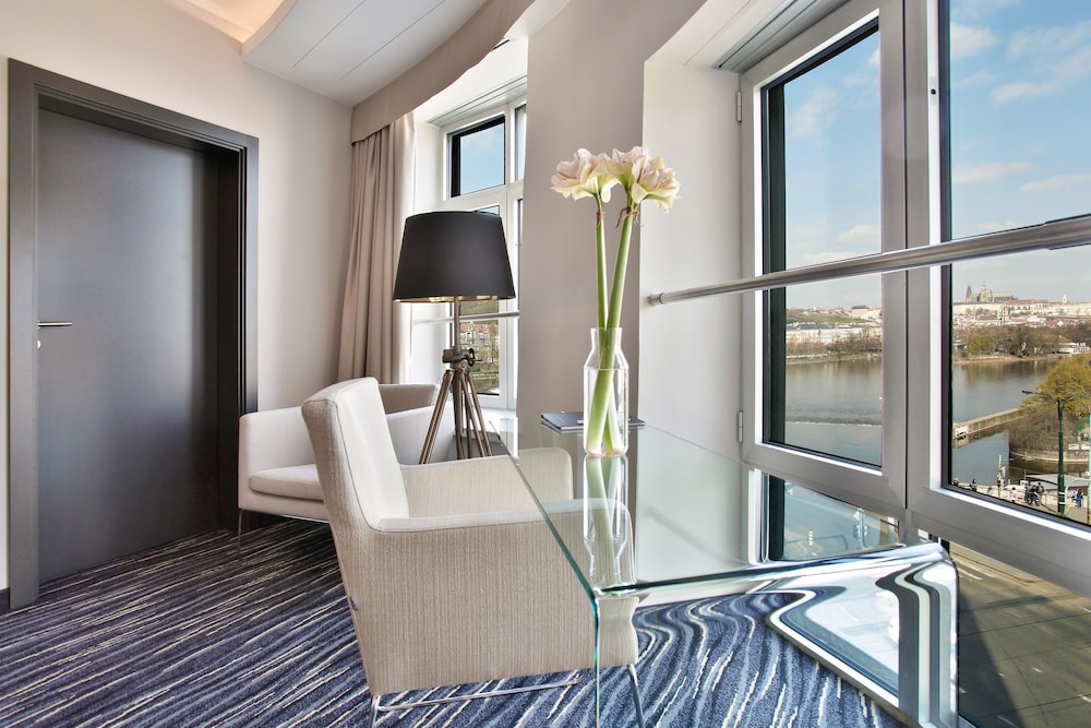 DANCING HOUSE HOTEL 45/75