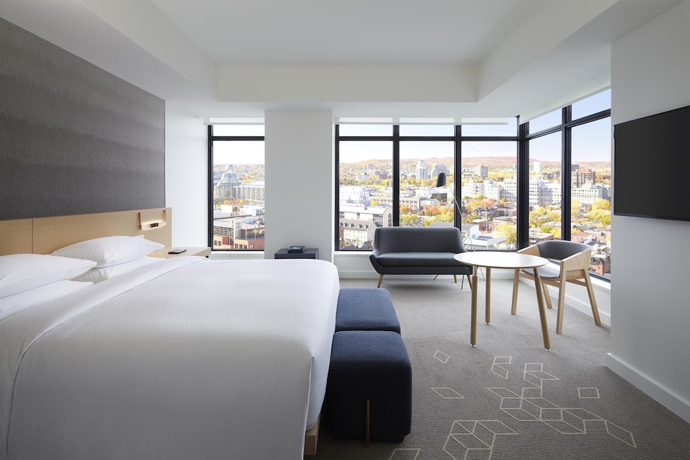 Deluxe, King Bed, Andaz Ottawa Byward Market A Concept By Hyatt 2/5