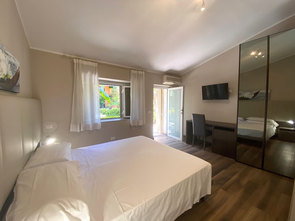 STANDARD, QUEEN BED