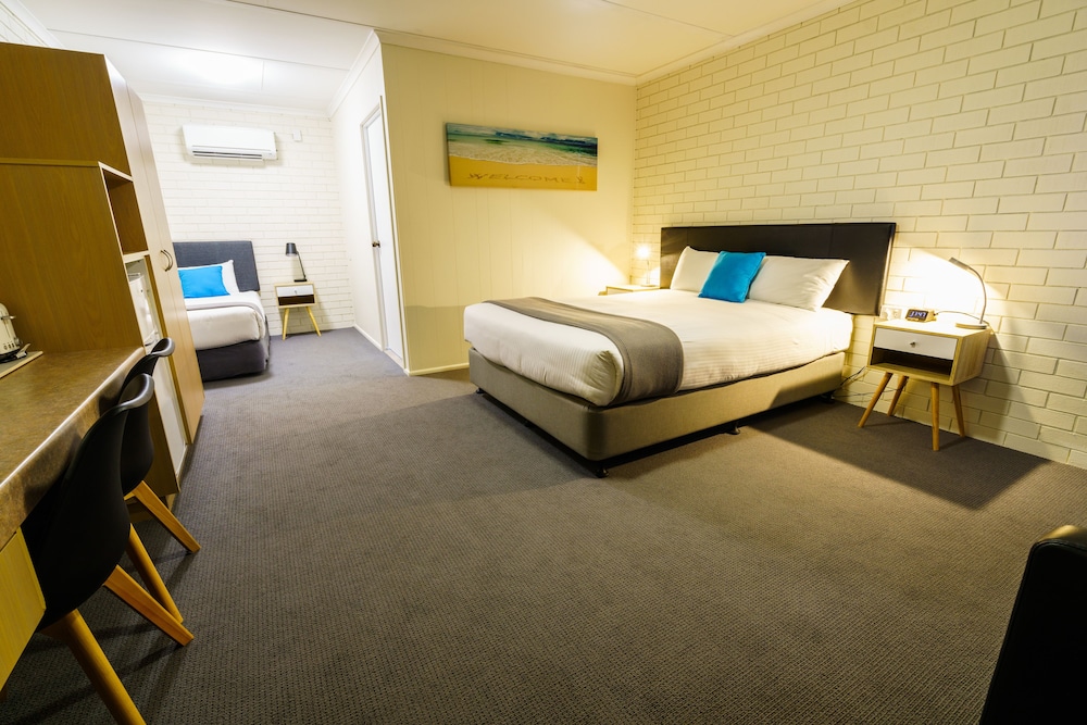 Suite, Single, 1 Queen and 1 Single Bed