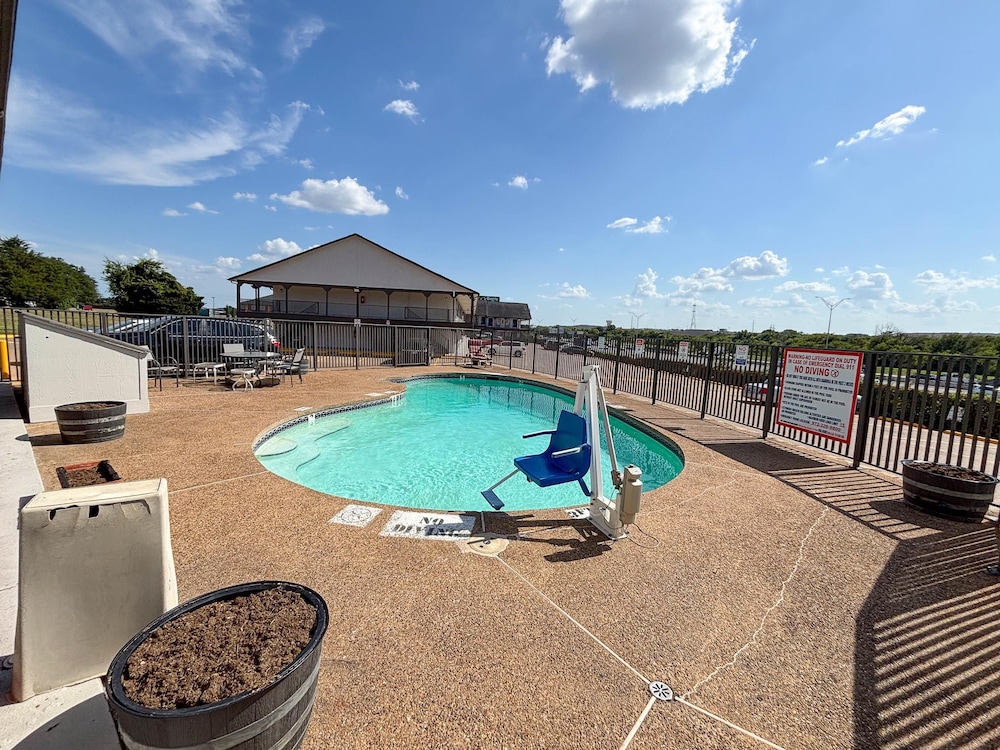 Studio6 Suites Mesquite, TX – Gross Rd 63/67