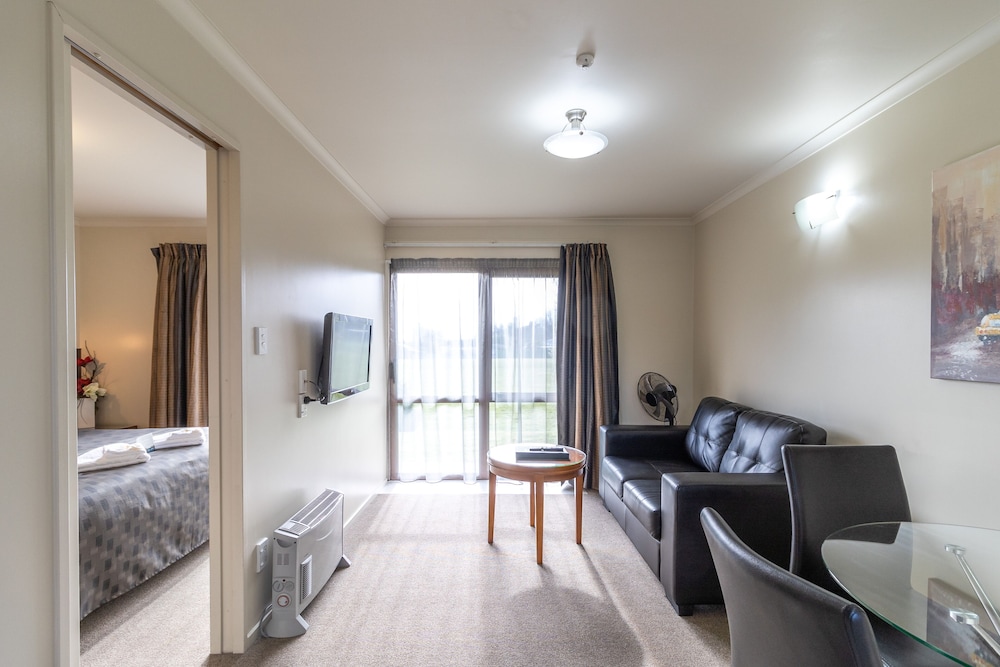 Admirals Motor Inn 49/77