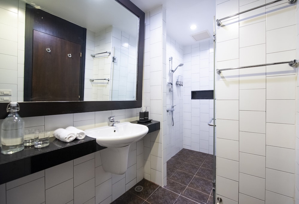 The Lokal Hotel Phuket 35/37
