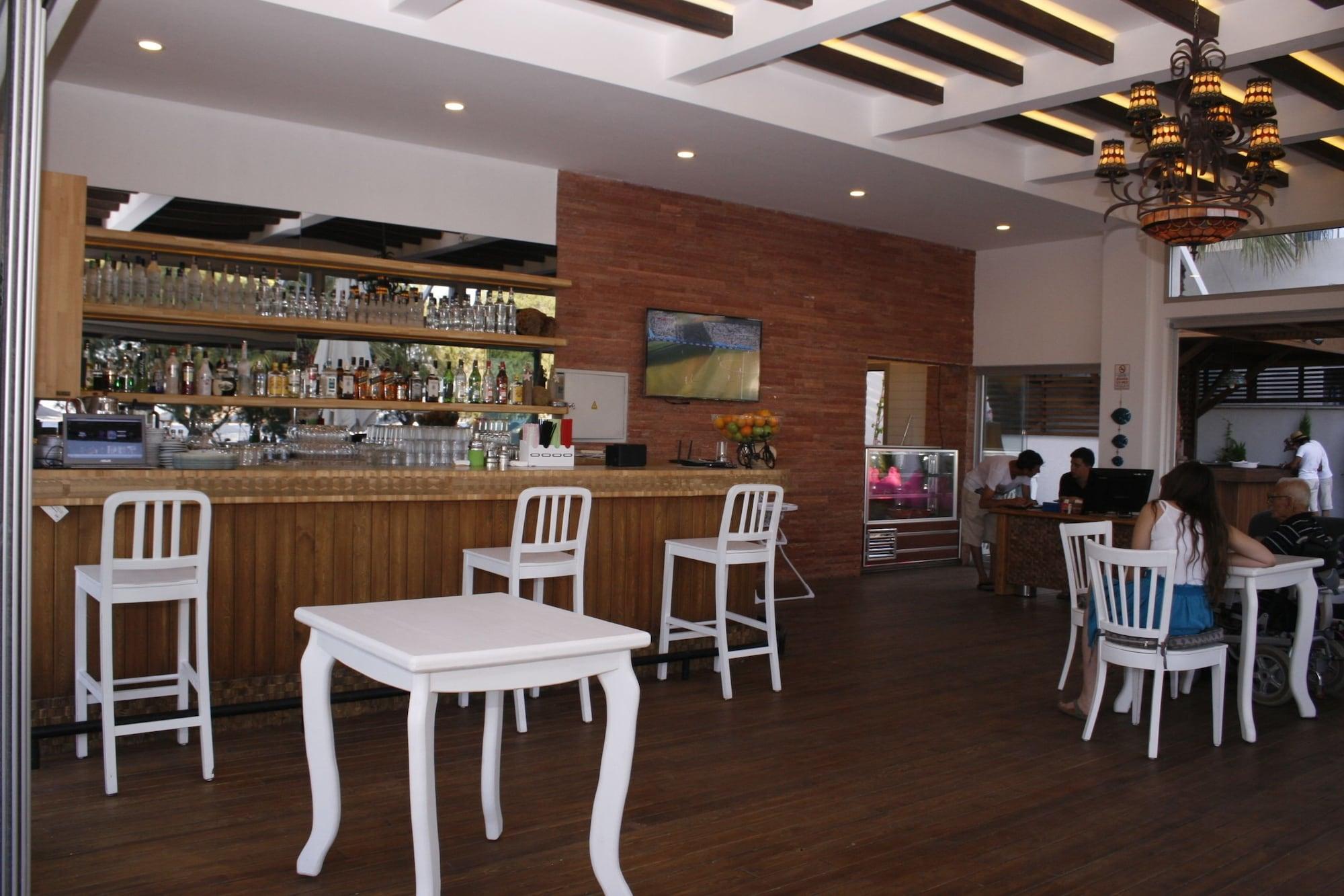 Meggs Hotel And Beach Restaurant 11/19