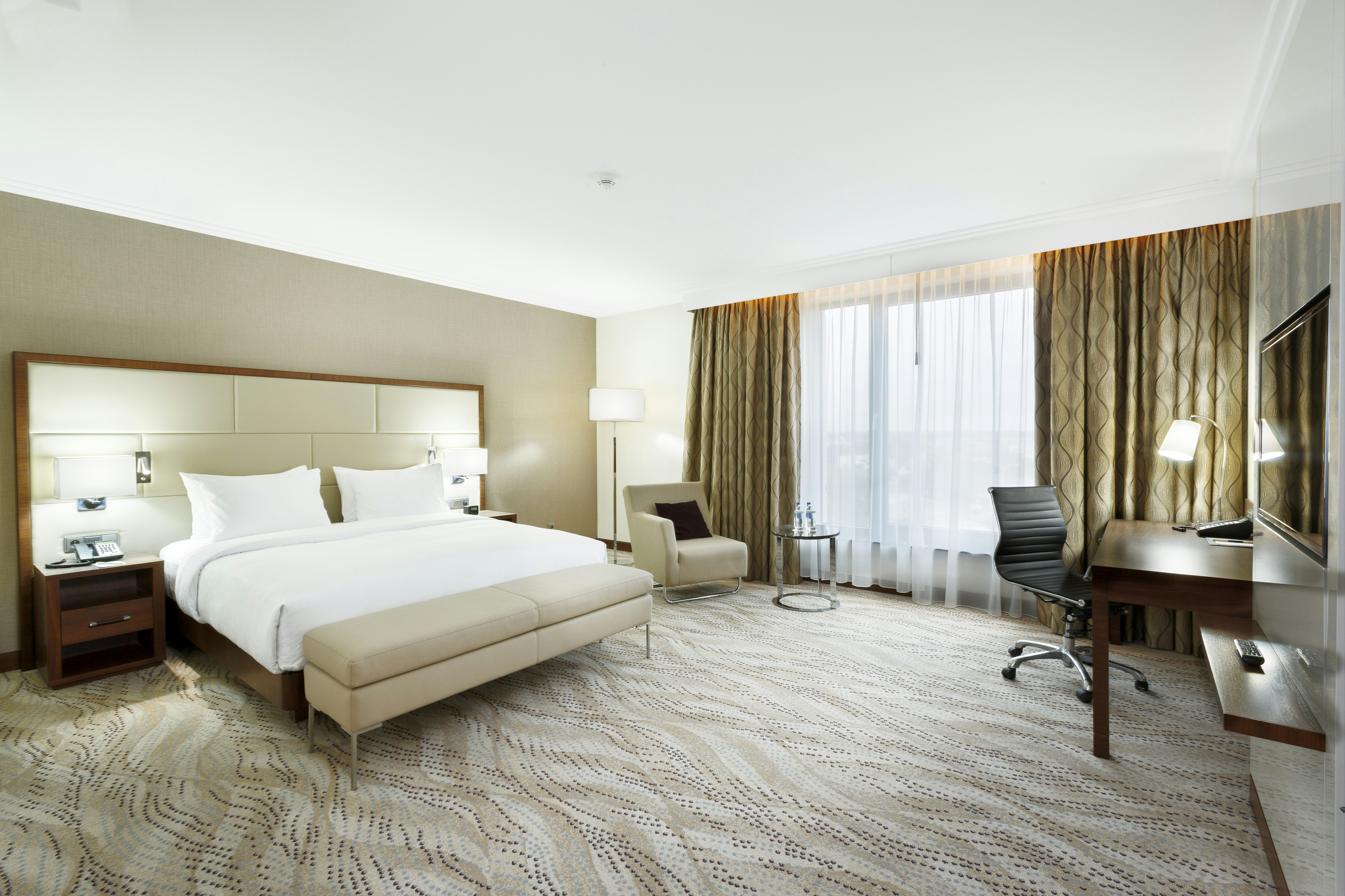 DELUXE, KING BED