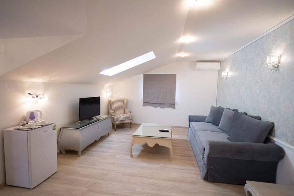 Pirofani Hotel 32/50