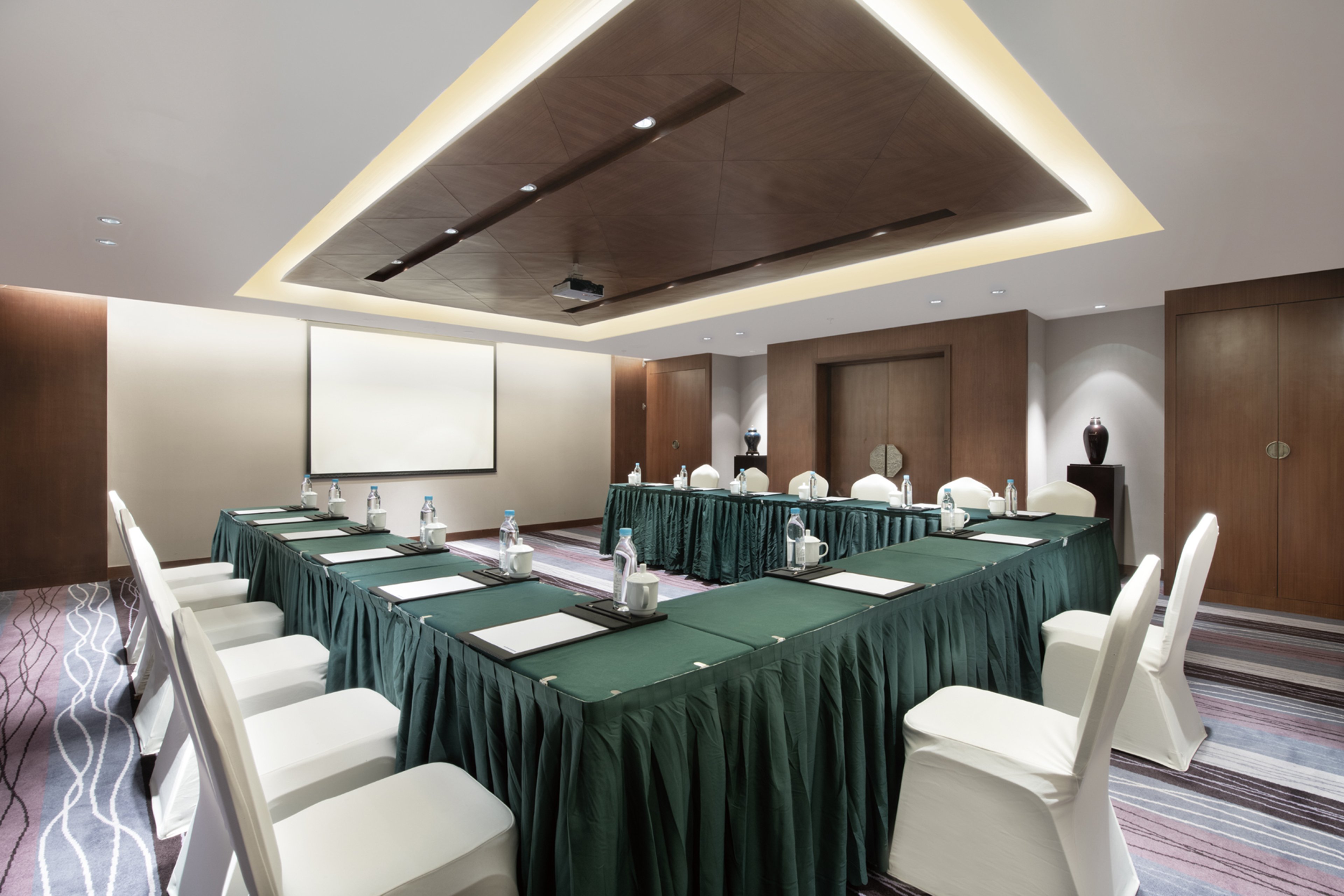 Crowne Plaza Yading 68/81