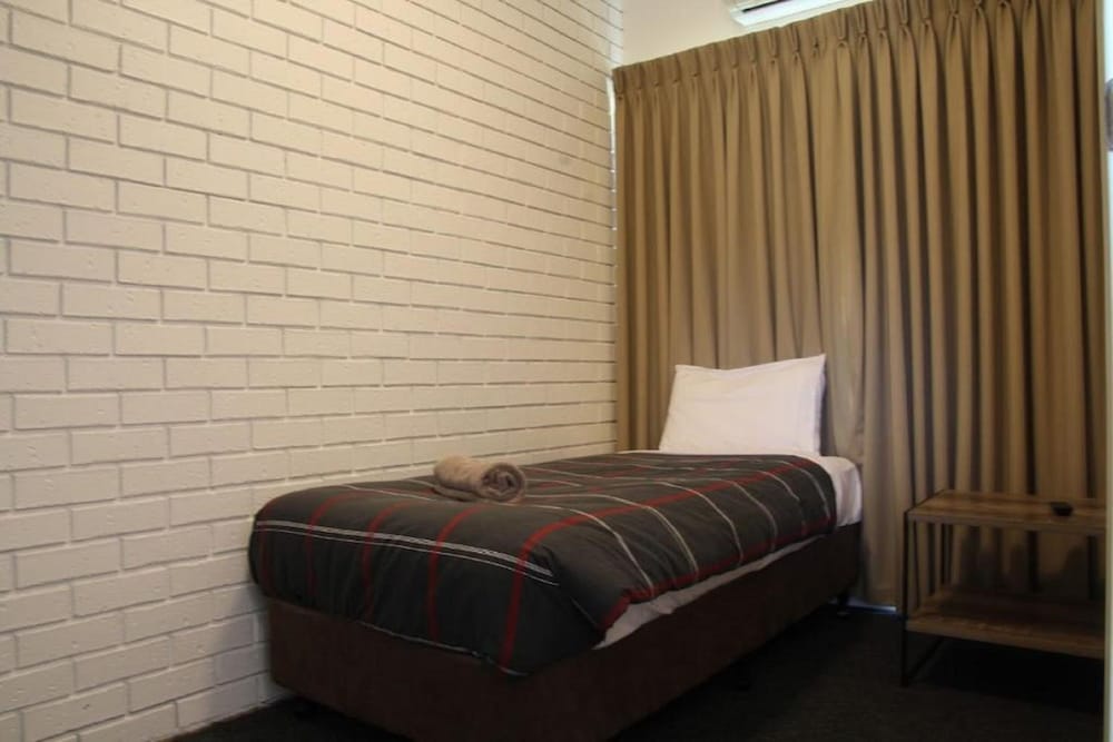 SOUTHERN OCEAN MOTOR INN 27/67