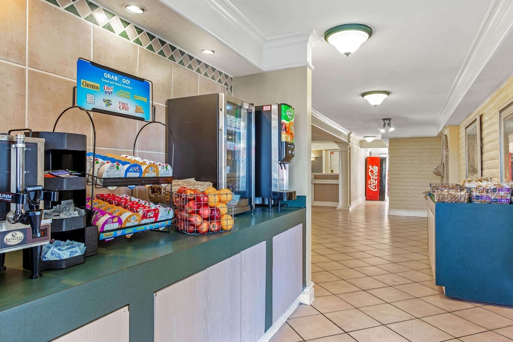 La Quinta Inn by Wyndham Tampa Bay Pinellas Park Clearwater 12/56
