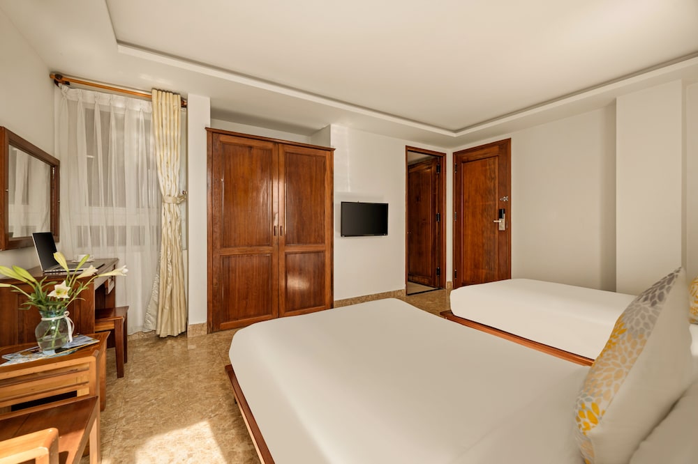 Titan Hotel 22/42