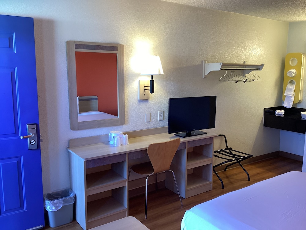 Motel6 North Palm Springs, CA - North 37/45
