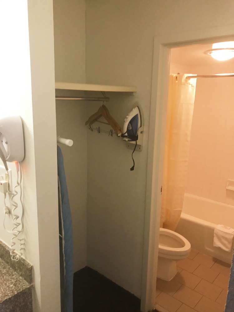 Days Inn & Suites by Wyndham Mobile 19/38