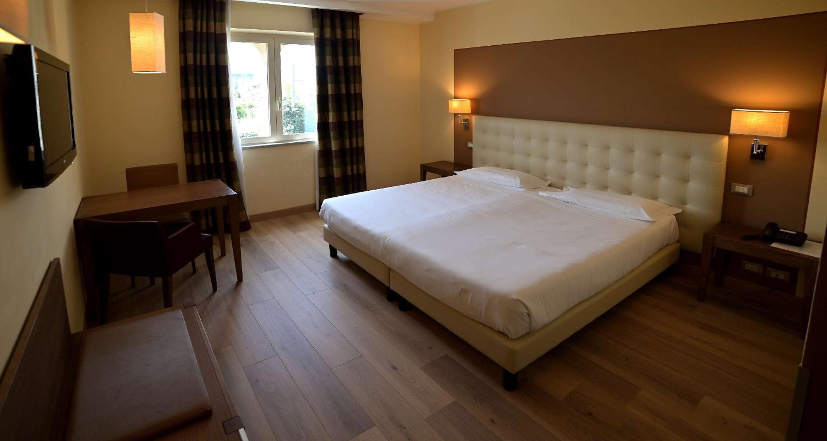 ROOM, TRIPLE