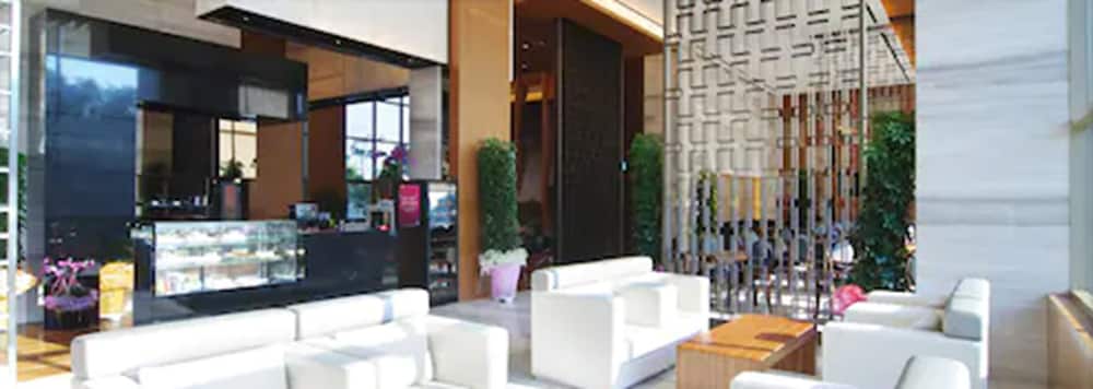 The Class 300 Hotel and Condominium 4/36