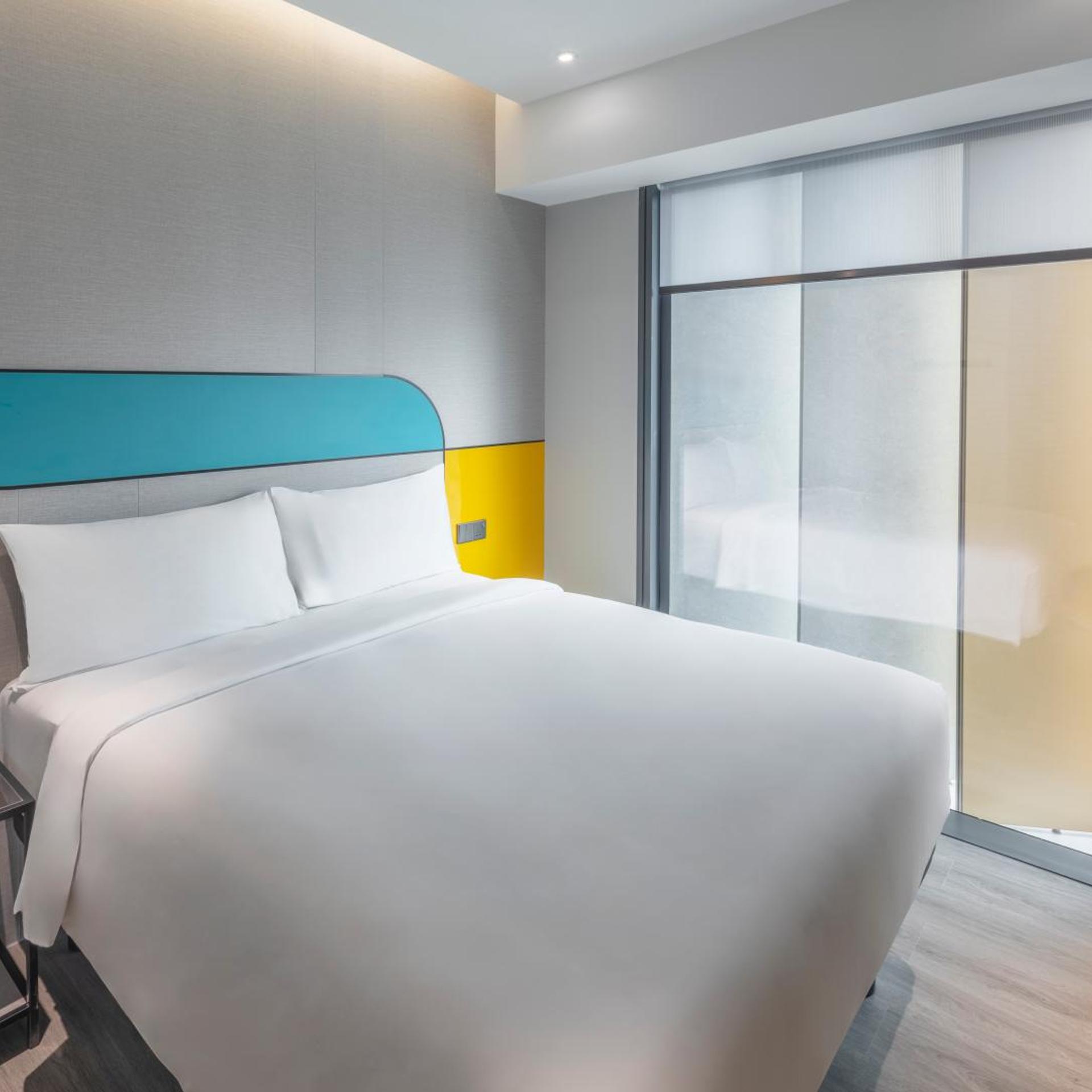 Superior, Queen Bed, Partial View