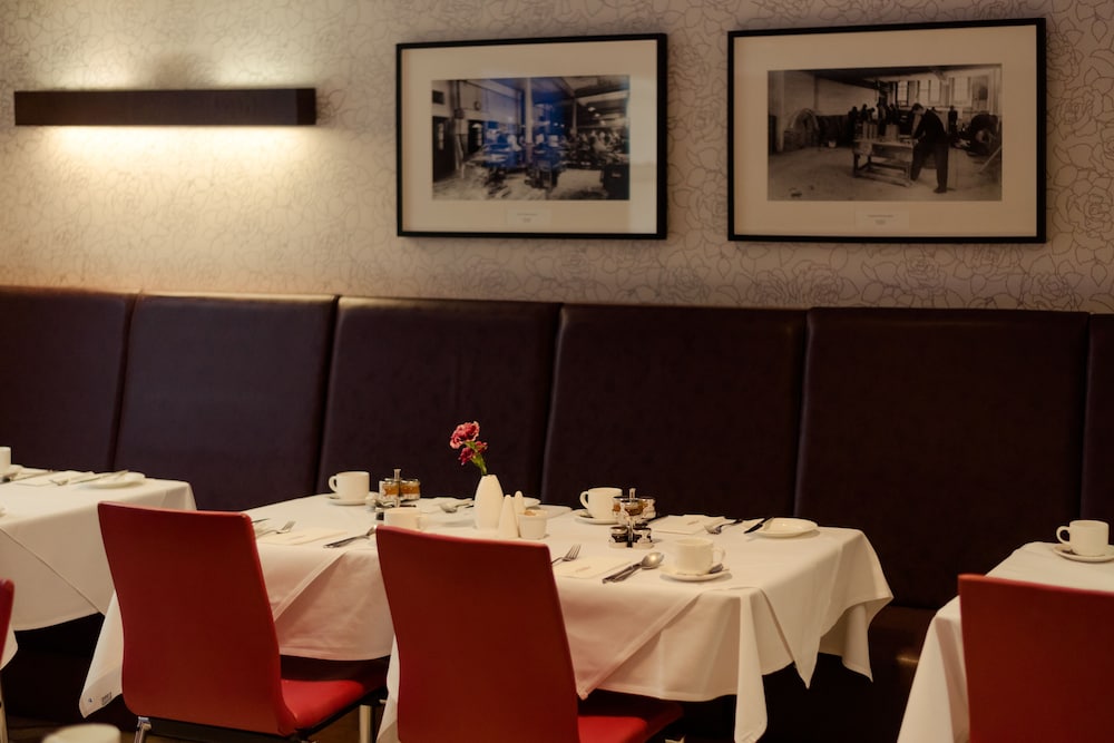 LEOPOLD HOTEL 37/50
