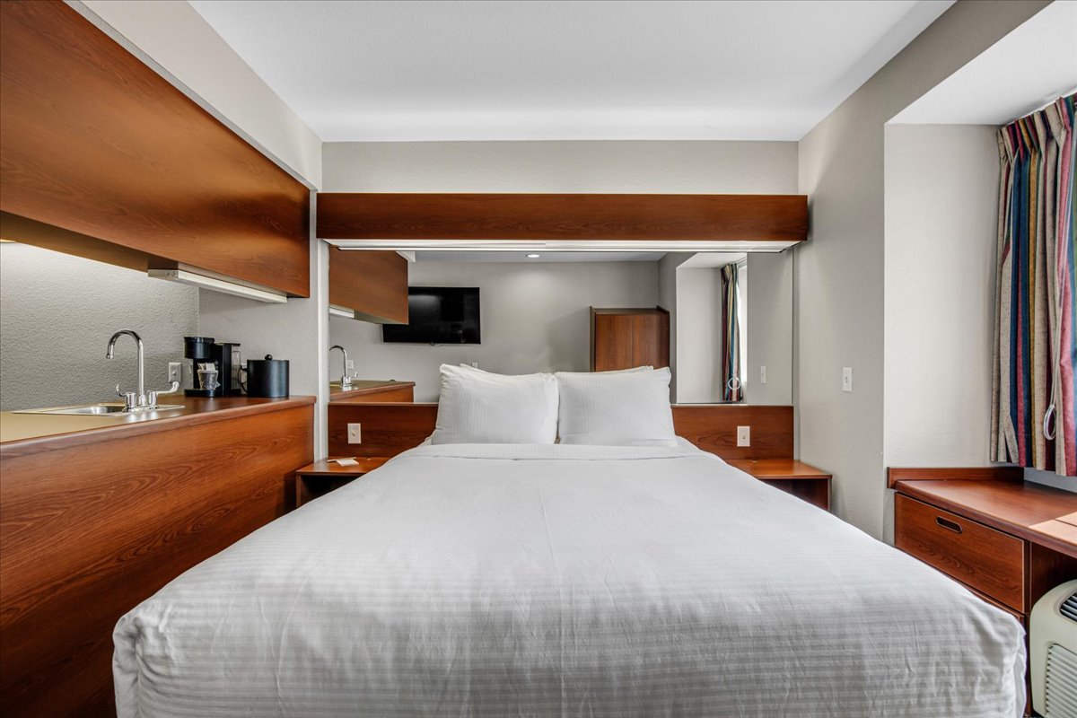 جناح بسرير كوين، The Block Hotel 3/6