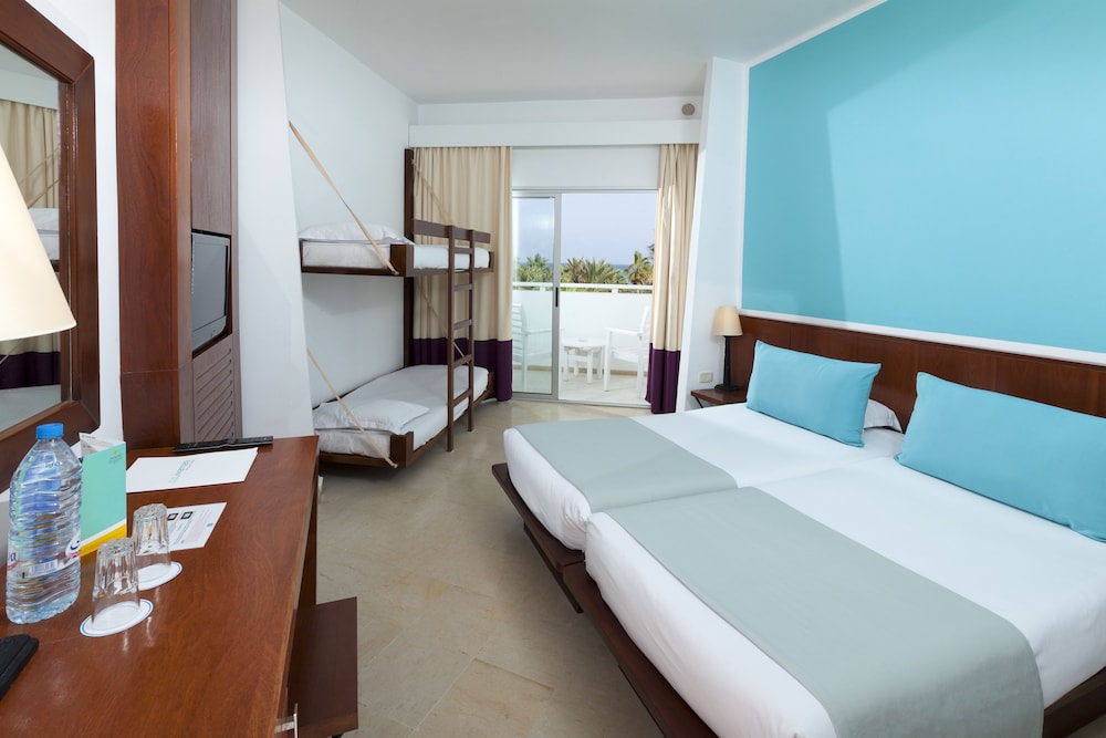 ROOM, QUADRUPLE
