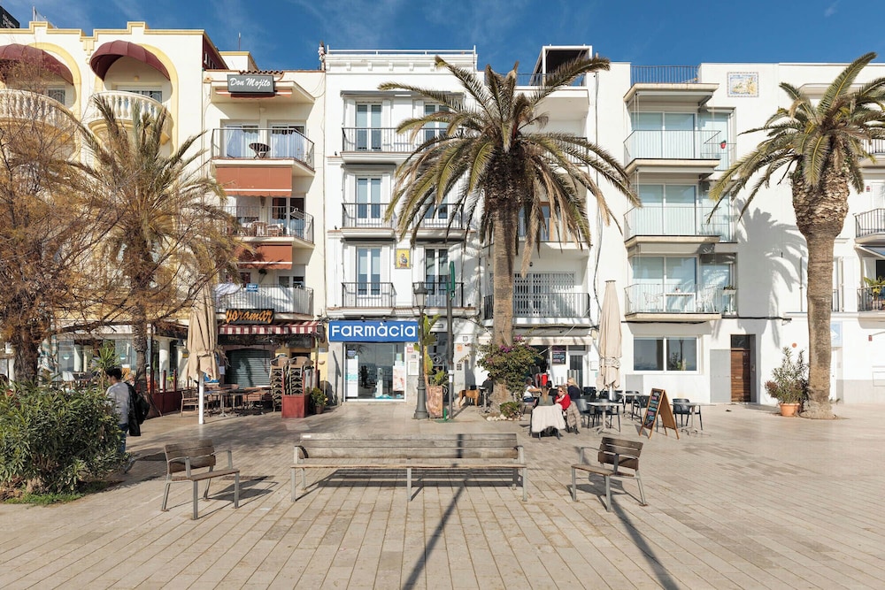 Sitges Group San Sebastian Beach 32/50