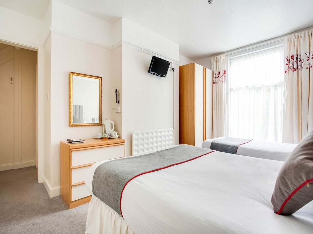 Oyo Godolphin Arms Hotel 7/67