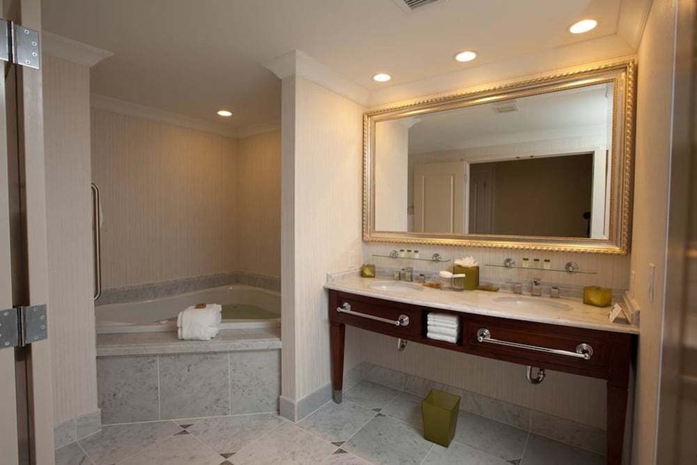 Town & Country Inn and Suites 11/36