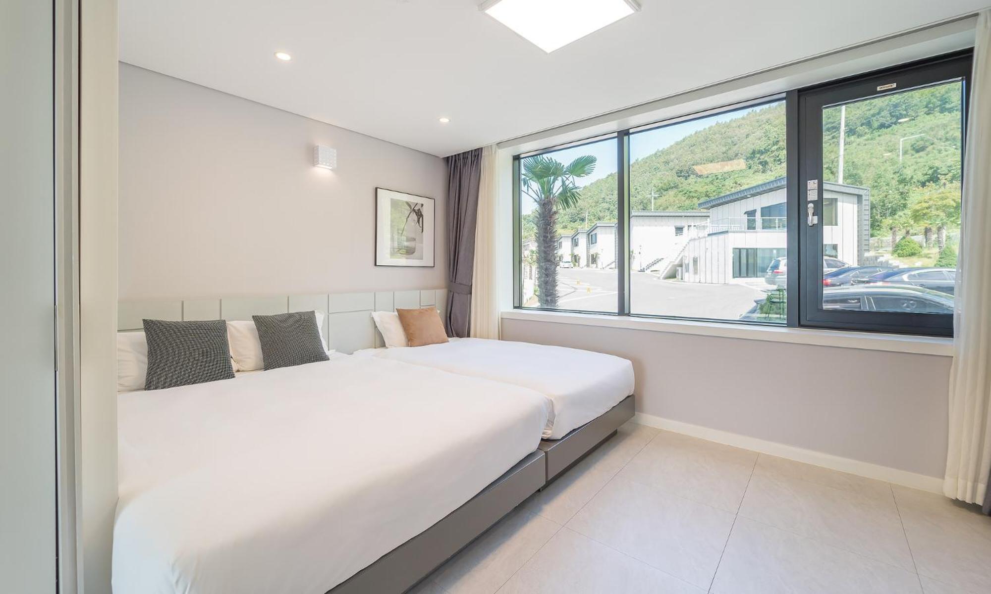 Study, 1 Double and 1 Single Bed, Ocean View