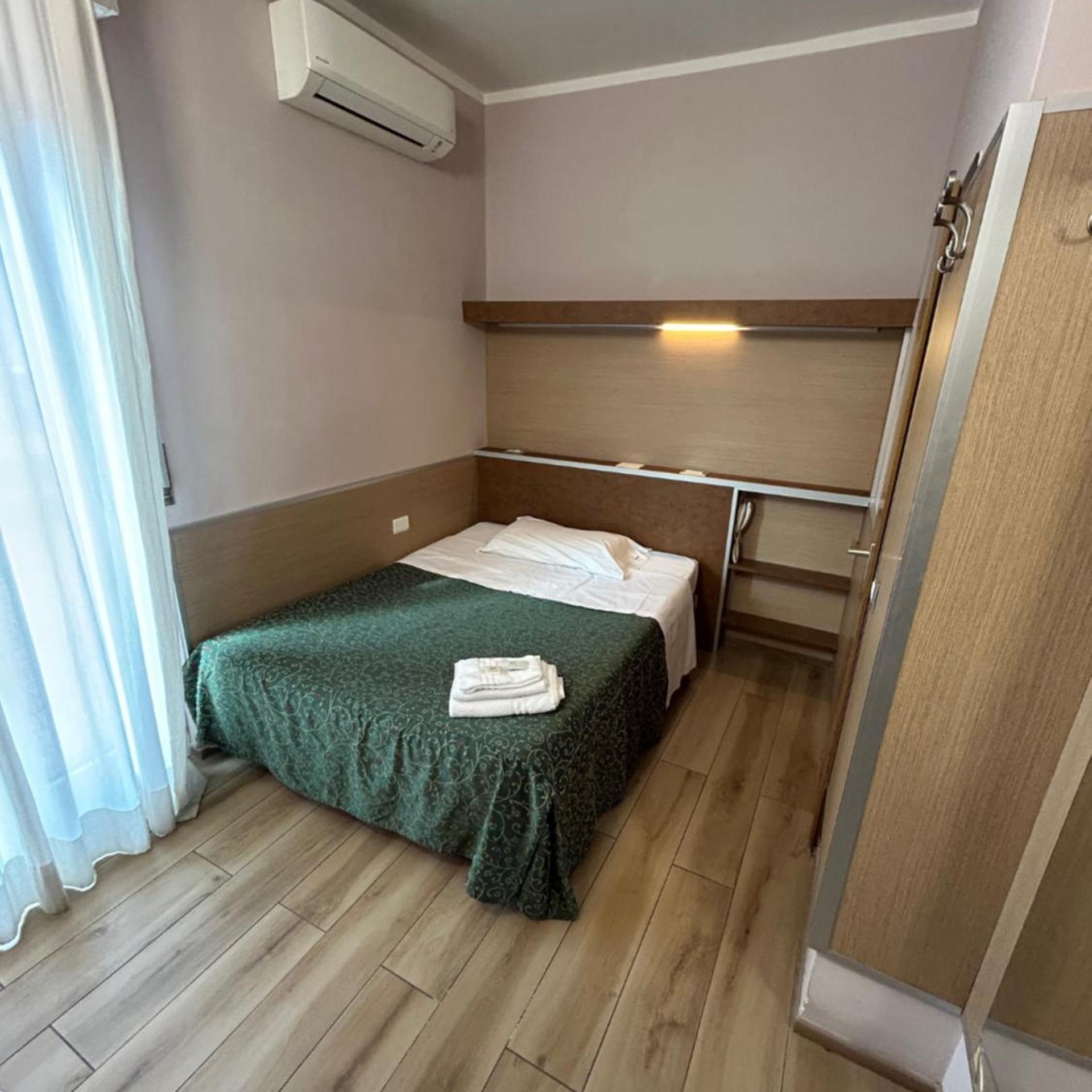 Economy, Double Bed, Hotel Lugano 2/5