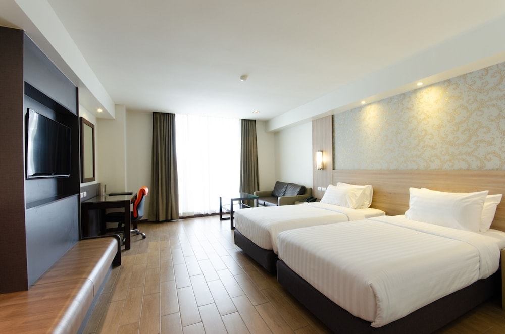 GRAND, TWIN BEDS