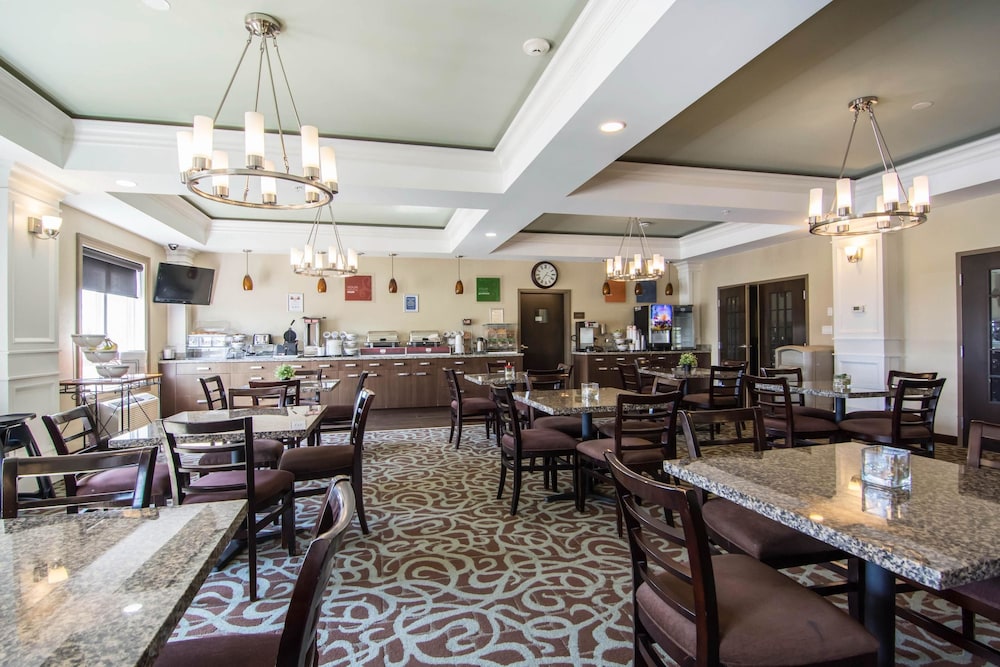 Comfort Inn & Suites Fort Saskatchewan 35/43