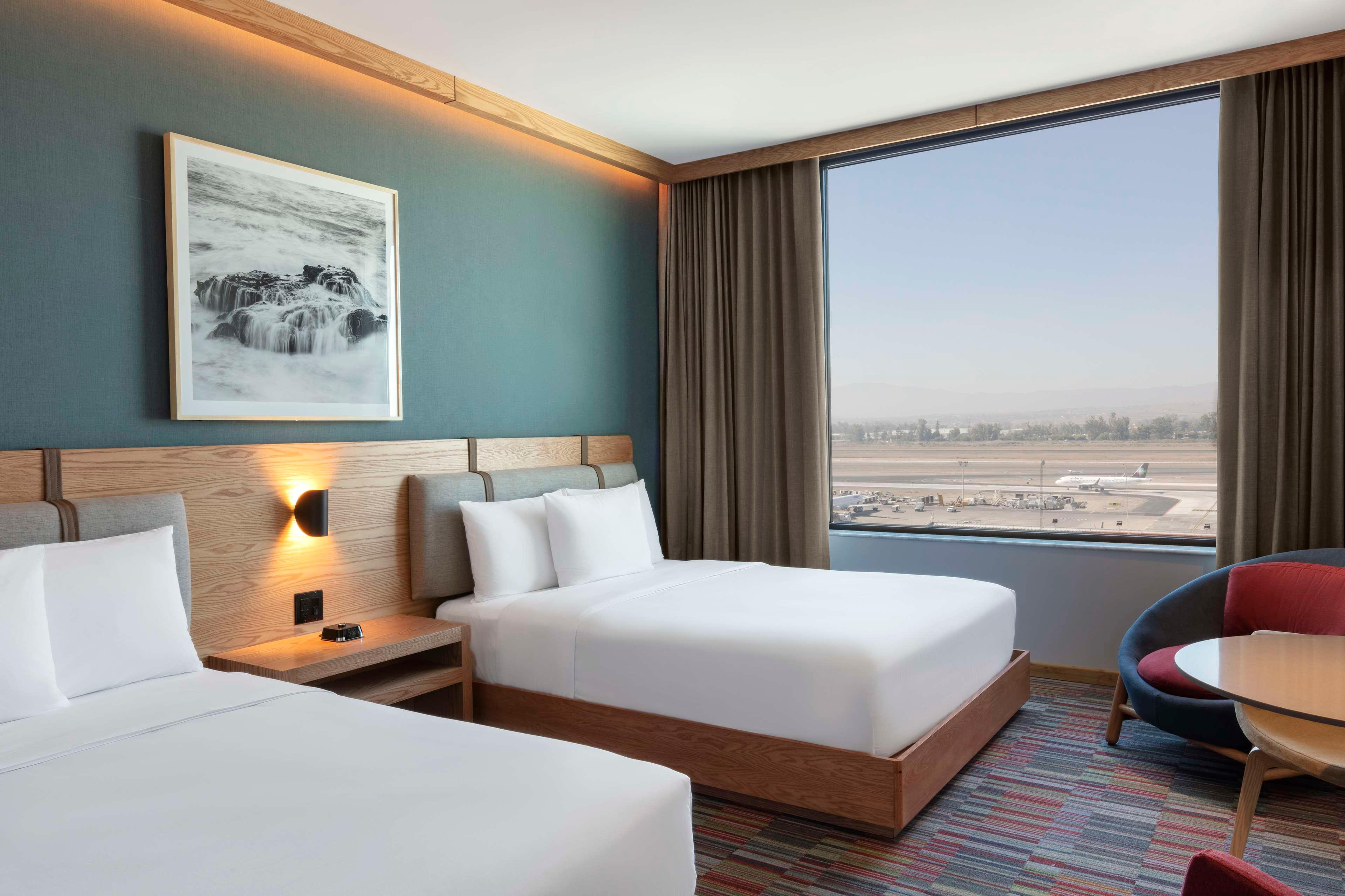 1 BEDROOM, SUITE, KING BED, AIRPORT VIEW