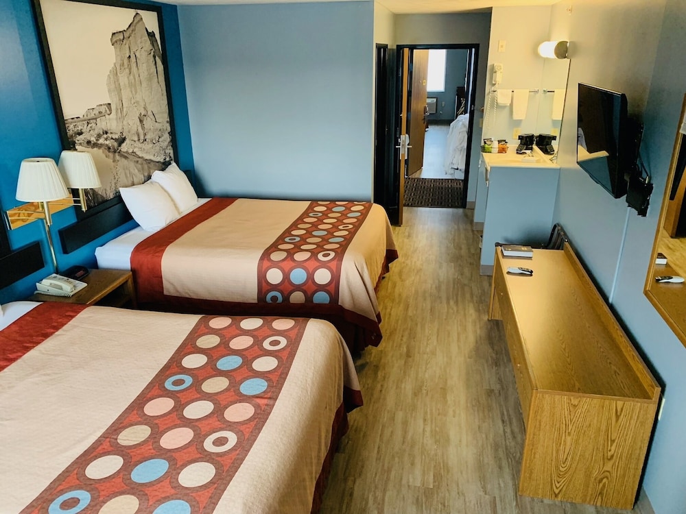 Super 8 by Wyndham Crete 6/27